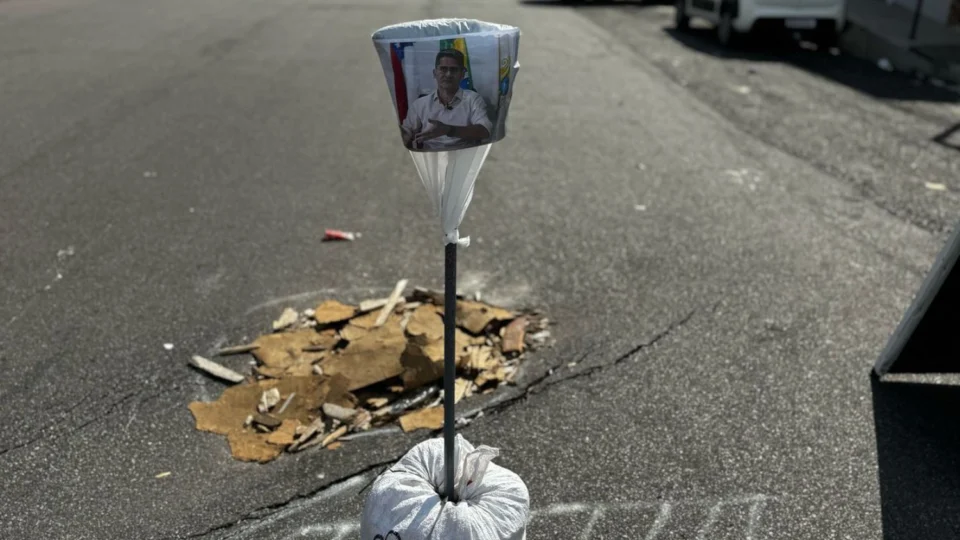 Buraco na Avenida Itacoatiara preocupa moradores no bairro Cachoeirinha, em Manaus