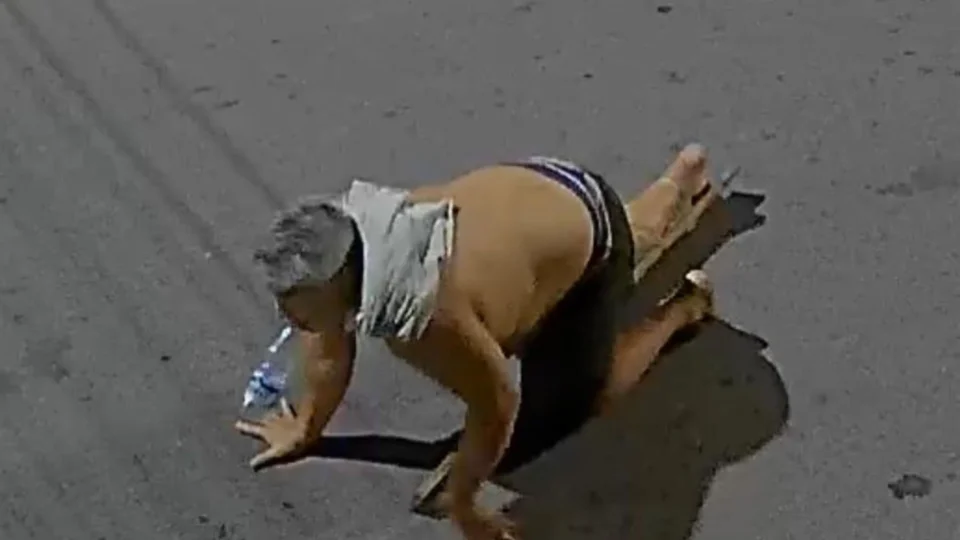 Câmeras flagram momento em que suspeito de duplo homicídio no Novo Aleixo cai ao tentar esconder arma