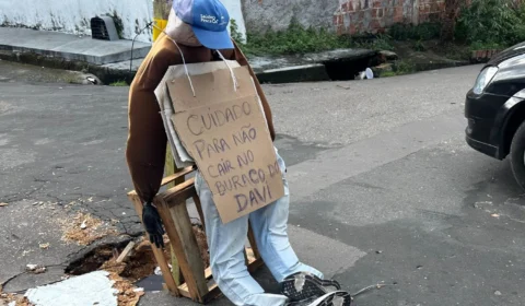 Moradores do Japiim usam boneco para denunciar buraco aberto há 3 meses