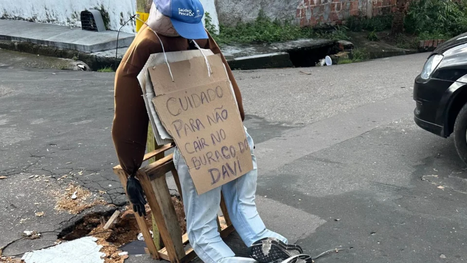 Moradores do Japiim usam boneco para denunciar buraco aberto há 3 meses