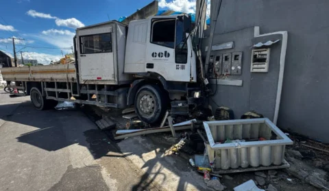 Caminhão desgovernado invade residência e deixa criança ferida no bairro Lírio do Vale 2