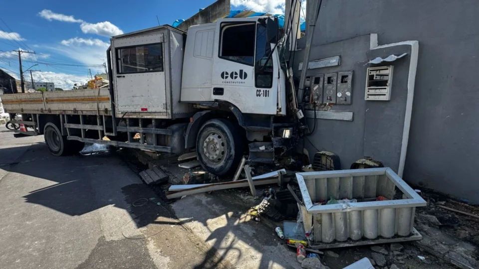 Caminhão desgovernado invade residência e deixa criança ferida no bairro Lírio do Vale 2