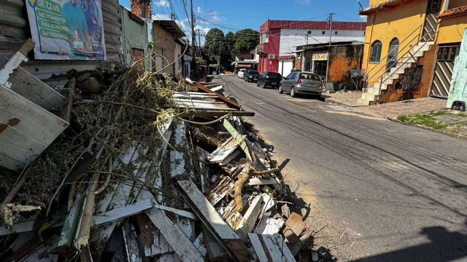 Após duas semanas sem coleta, moradores cobram solução para o lixo acumulado na Compensa 3