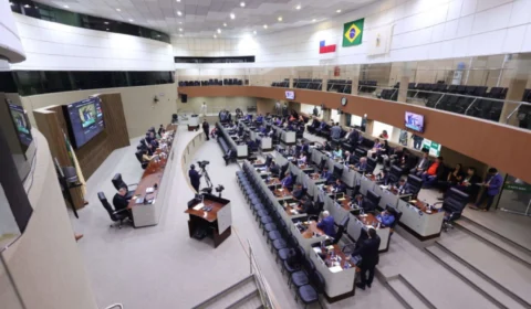 Vereadores da base do prefeito David Almeida derrubam pedido de impeachment por uso ilegal do Fundeb