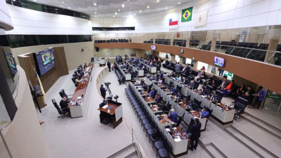 Vereadores da base do prefeito David Almeida derrubam pedido de impeachment por uso ilegal do Fundeb