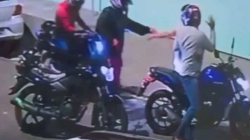 Motorista por aplicativo é assaltado por dupla armada no bairro São Jorge, em Manaus