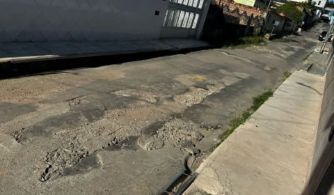Moradores do Japiim denunciam abandono de rua esburacada há mais de 10 anos