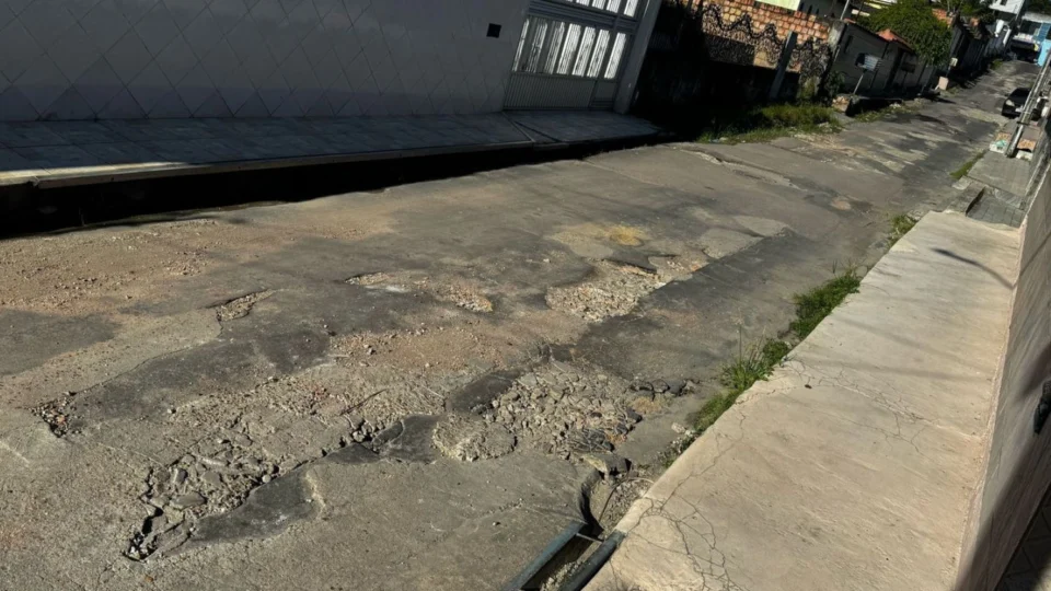 Moradores do Japiim denunciam abandono de rua esburacada há mais de 10 anos