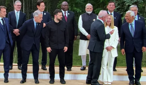 Lula se distrai durante foto oficial do G7 no Canadá e líderes chamam a atenção do presidente brasileiro