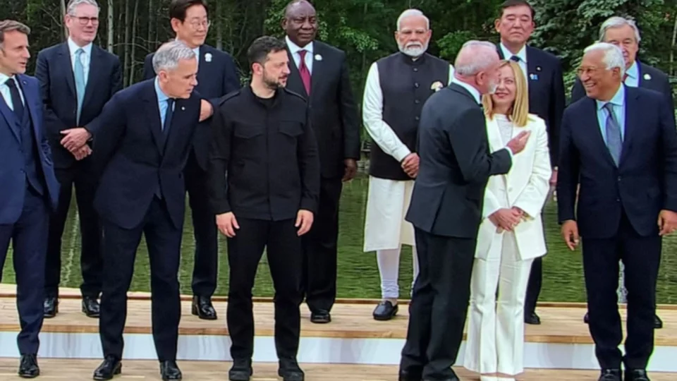 Lula se distrai durante foto oficial do G7 no Canadá e líderes chamam a atenção do presidente brasileiro