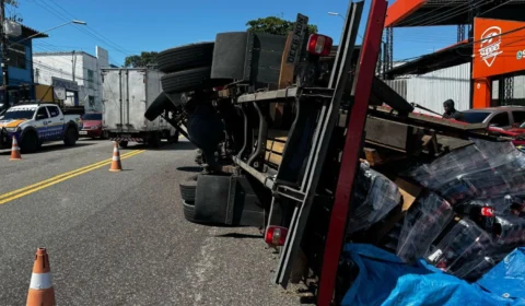 Carreta carregada de refrigerantes tomba e complica o trânsito na Avenida Japurá, no Centro de Manaus