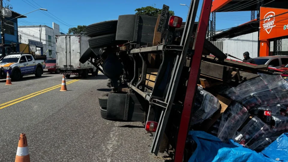 Carreta carregada de refrigerantes tomba e complica o trânsito na Avenida Japurá, no Centro de Manaus