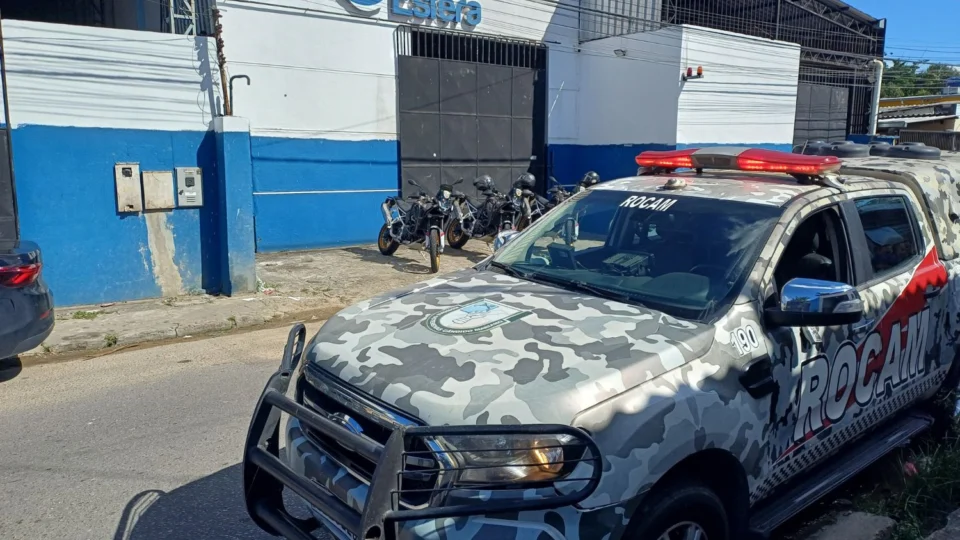 Tentativa de assalto termina com suspeito preso e vítimas feridas em comércio no bairro Redenção