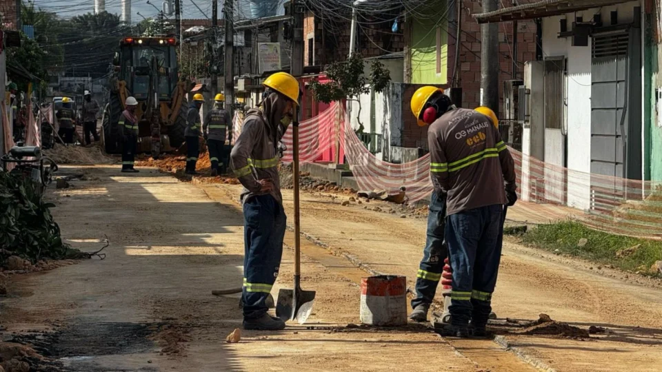 Bairro Amazonino Mendes recebe obras de esgotamento sanitário que beneficiarão mais de 28 mil pessoas