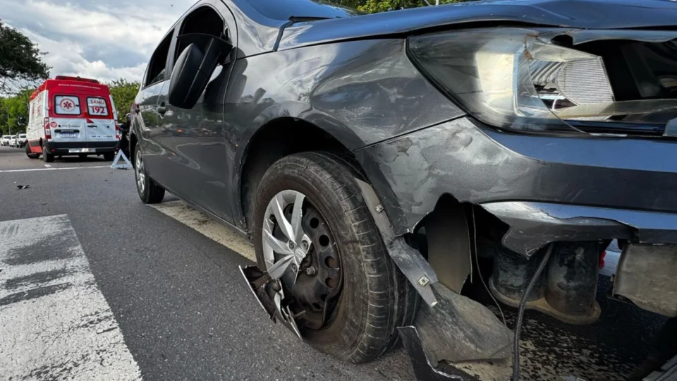 Colisão entre carro e moto deixa duas pessoas feridas na avenida Buriti, em Manaus