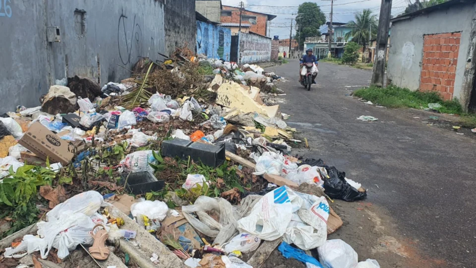 Moradores denunciam acúmulo de lixo e abandono na rua Tadros, no Tancredo Neves