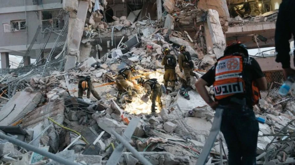 Irã lança nova ofensiva de mísseis contra Israel; sistemas de defesa interceptam parte dos projéteis