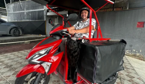 ‘A vida não acabou’: cadeirante de Manaus transforma superação em trabalho e inspiração com a ajuda do cachorro Simba