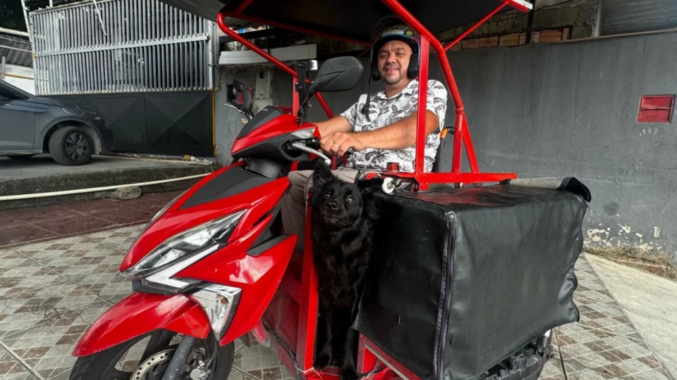 ‘A vida não acabou’: cadeirante de Manaus transforma superação em trabalho e inspiração com a ajuda do cachorro Simba