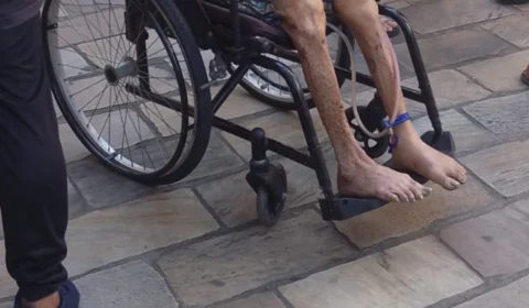 Vídeo: Filho é preso após andar com pai morto em cadeira de rodas no Centro de Manaus