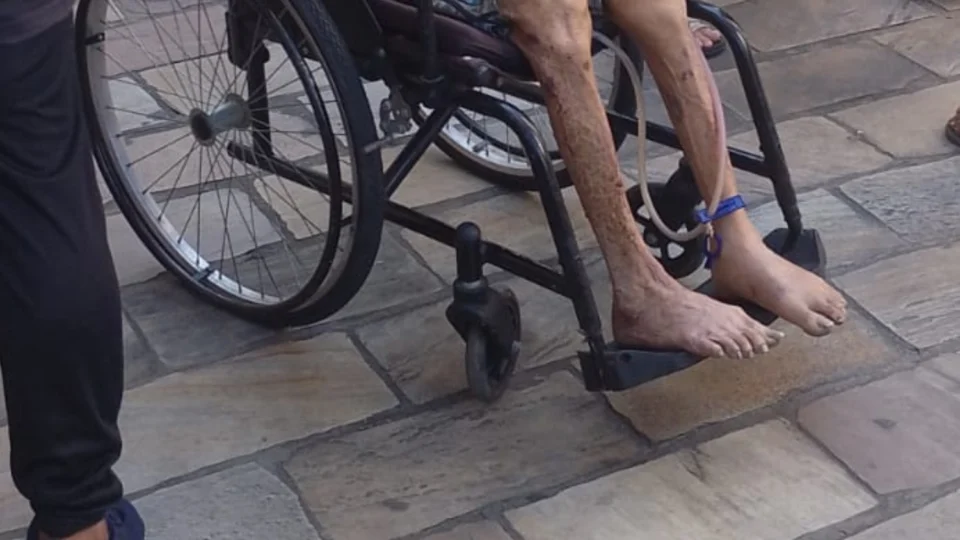 Vídeo: Filho é preso após andar com pai morto em cadeira de rodas no Centro de Manaus