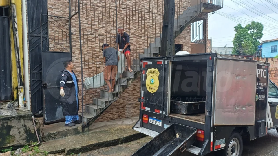 Vídeos: Tomado pelo ciúmes, homem mata a ex e o atual namorado a tiros no Novo Aleixo