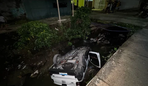 Motorista cai com carro em igarapé após tentativa de fuga no bairro Petrópolis