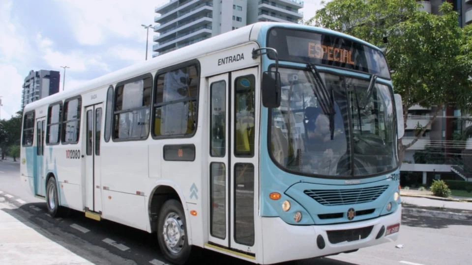 Justiça acata pedido de Rodrigo Guedes, derruba proibição e libera pagamento de passagem de ônibus em dinheiro em Manaus