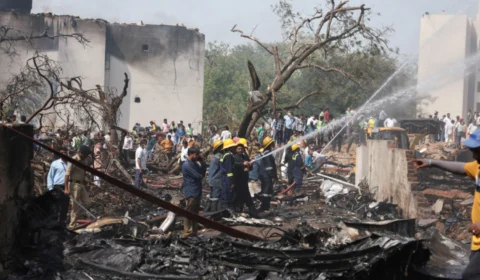 Autoridades localizam uma das caixas-pretas do avião da Air India que caiu com mais de 240 pessoas a bordo