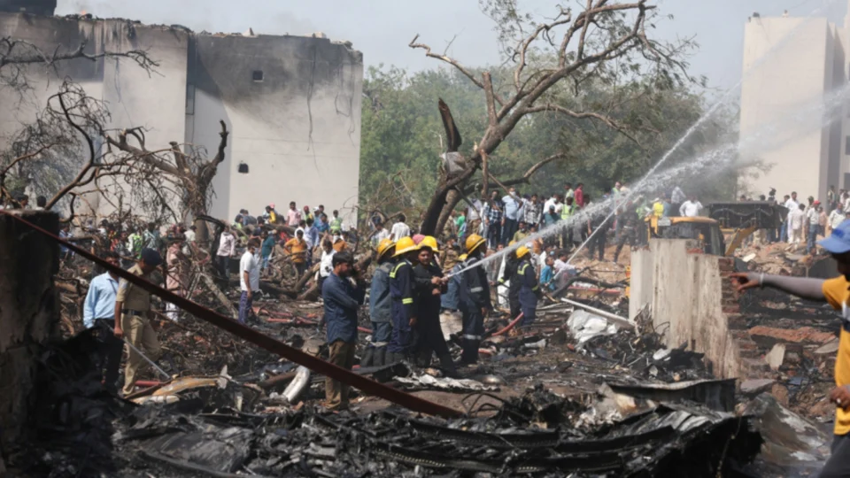 Autoridades localizam uma das caixas-pretas do avião da Air India que caiu com mais de 240 pessoas a bordo