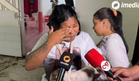 Culto de sétimo dia reúne comoção por pai e filho assassinados no Jorge Teixeira: “Só me restou a dor”, diz viúva