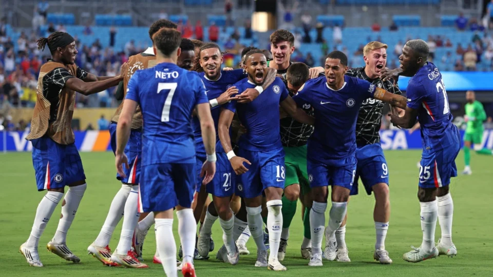 Chelsea vence o Benfica por 4 a 1 em jogo caótico e enfrenta o Palmeiras nas quartas do Mundial de Clubes
