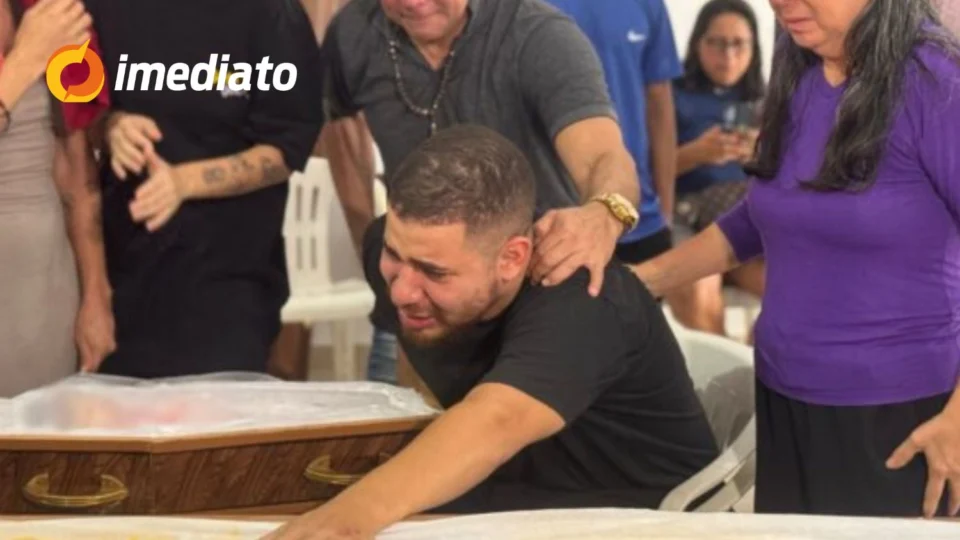 Velório de biomédica grávida morta em acidente causado por buraco em Manaus é marcado por dor e protestos