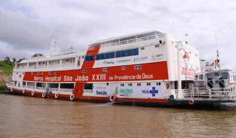 Operação Cheia 2025: Governo do Amazonas envia Balsa Hospital e Barco São João XXIII para Anamã