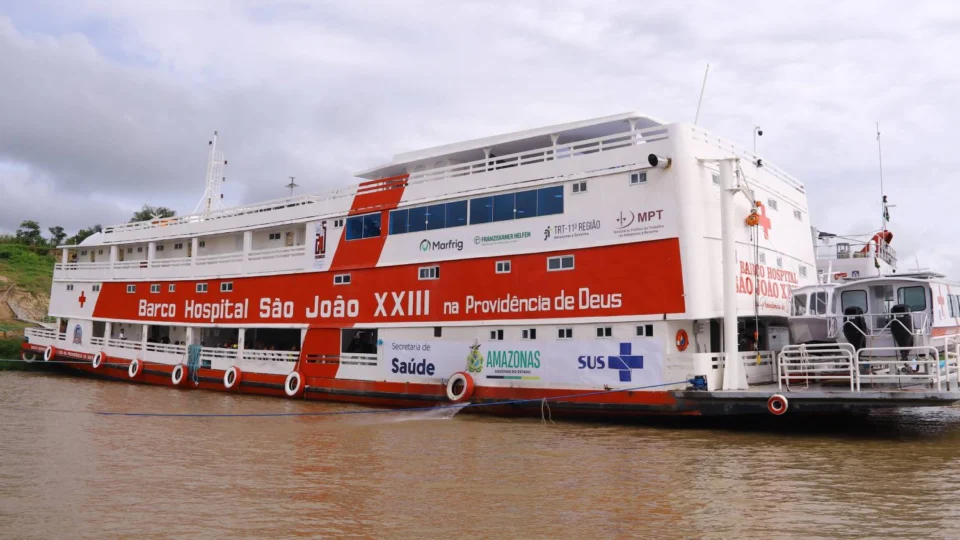 Operação Cheia 2025: Governo do Amazonas envia Balsa Hospital e Barco São João XXIII para Anamã