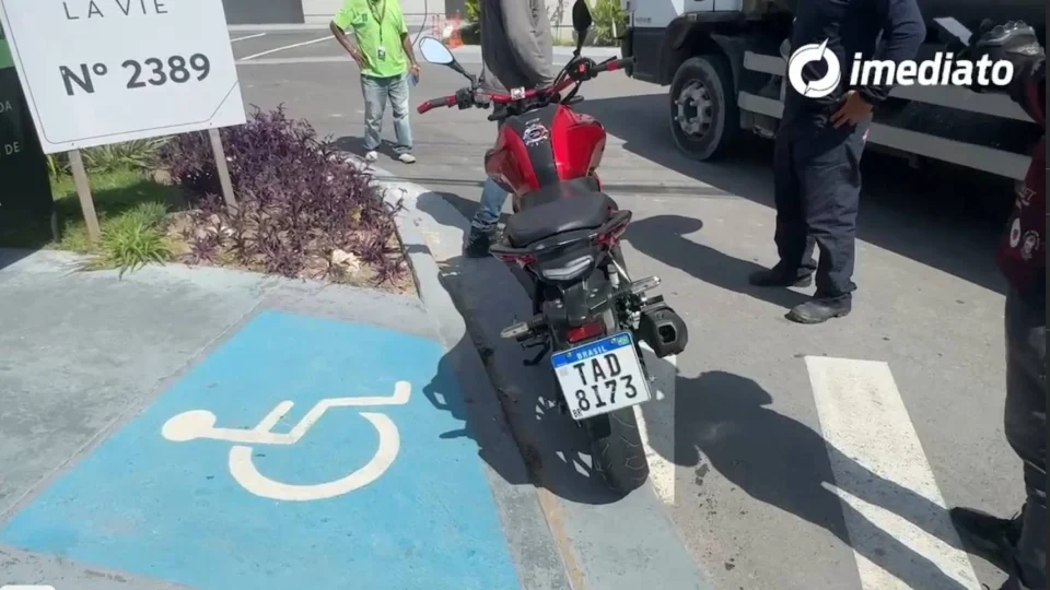 Motociclista é ferido em acidente com caminhão-pipa na Av. Constantino Nery em Manaus
