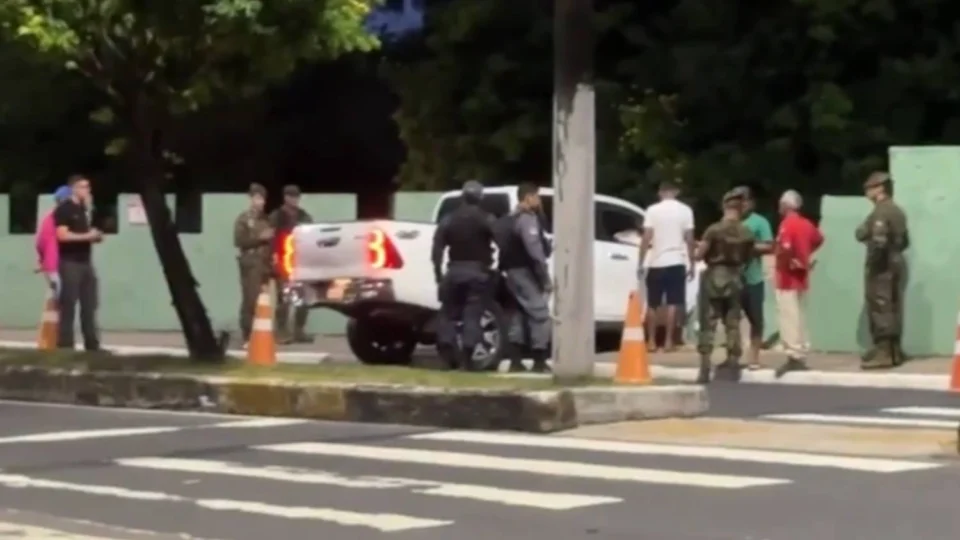 Homem alcoolizado causa acidente com Hilux na Zona Oeste de Manaus e danifica muro do 1º Bis