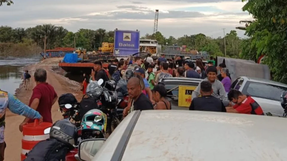 Plínio Valério denuncia rompimento de aterro na obra da ponte do rio Curuçá na BR-319