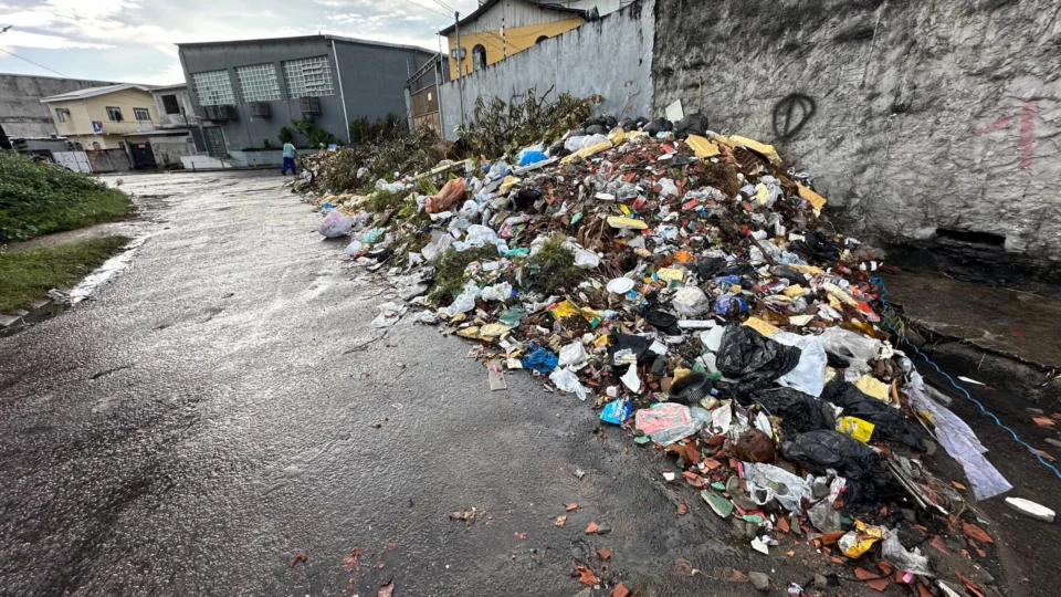 Moradores do Tancredo Neves denunciam acúmulo de lixo há mais de 30 dias