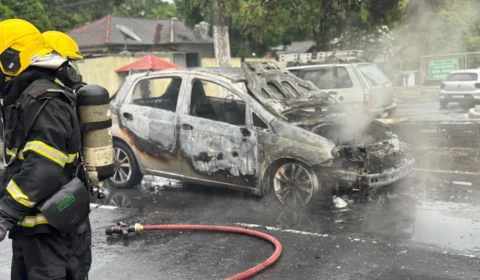 Incêndio destrói Fiat Punto na Av. São Jorge e interdita via