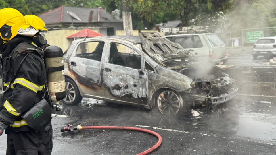 Incêndio destrói Fiat Punto na Av. São Jorge e interdita via