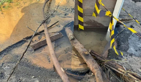 Rua Joaquim Franco, no Japiim, sofre com buracos, entulho e tubulação estourada em Manaus