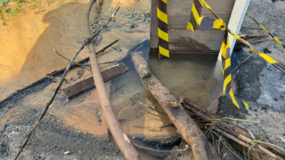 Rua Joaquim Franco, no Japiim, sofre com buracos, entulho e tubulação estourada em Manaus