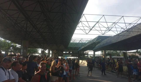 Superlotação e demora atípica no Terminal 3 de Manaus: Usuários reclamam de ônibus reduzidos em feriado