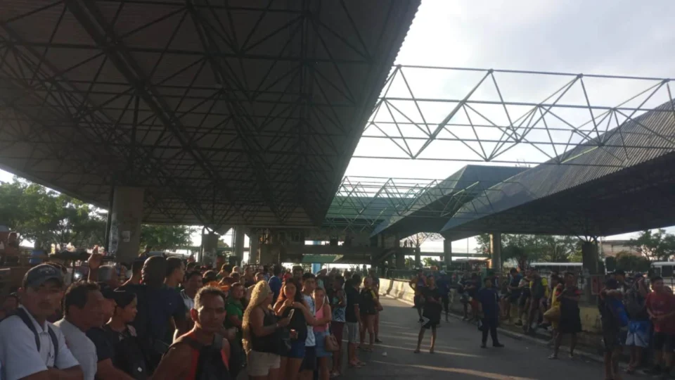 Superlotação e demora atípica no Terminal 3 de Manaus: Usuários reclamam de ônibus reduzidos em feriado