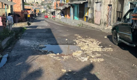 Moradores da Rua Venezuela, no Nova Conquista, denunciam buracos, lixo e abandono pela Prefeitura de Manaus