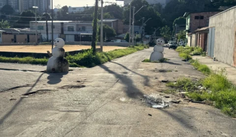 Moradores do Manoa protestam com bonecos em buracos na rua professora Emília Grana em Manaus