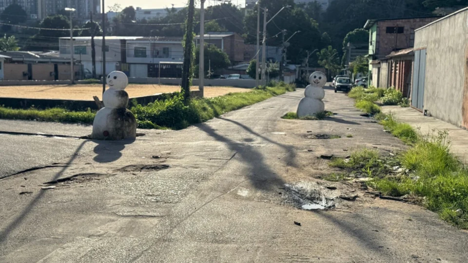 Moradores do Manoa protestam com bonecos em buracos na rua professora Emília Grana em Manaus