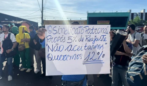 Greve de trabalhadores da construção civil paralisa obras em Manaus e causa congestionamento na Av. Djalma Batista