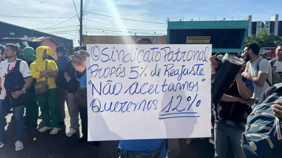 Greve de trabalhadores da construção civil paralisa obras em Manaus e causa congestionamento na Av. Djalma Batista